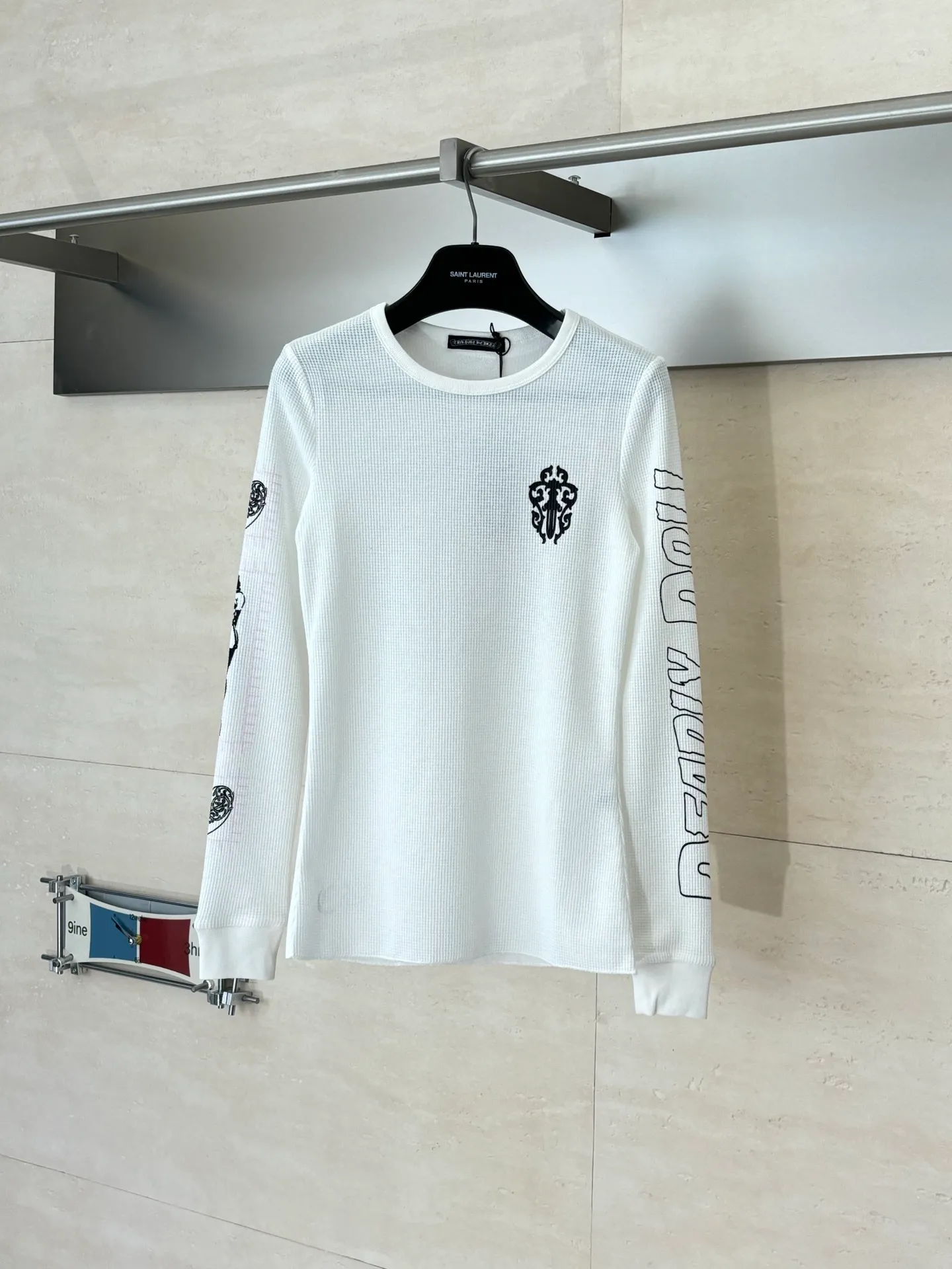 P266 (Slim fit women's style) Chrome Heart*/Ch character Sanskrit printed waffle long-sleeved T-shirt is woven with 32-count blended yarn. The fabric composition is 30% cotton and 70% polyester, with a weight of 220 grams. It ensures a stiff fit while taking into account the skin-friendly properties of cotton fiber and the anti-wrinkle and easy-care properties of polyester. The body of the garment adopts a waffle knitted structure, forming a three-dimensional texture and good breathability and moisture removal. Screen printing technology is used in the printing process to accurately present the brand's iconic Gothic fonts, totem patterns and character patterns on the front, back and sleeves of the garment. The printing layer has strong adhesion and the pattern outline is clear. Size: S/M/L